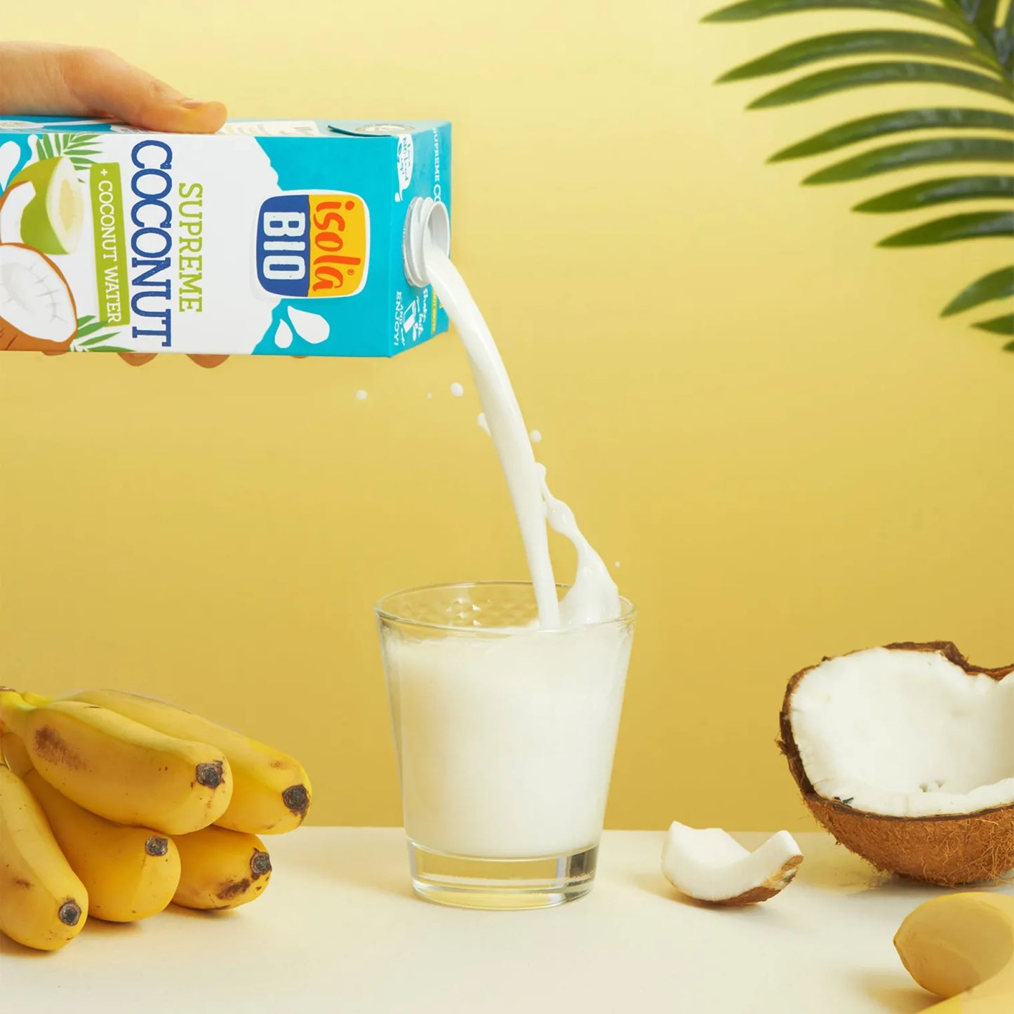 Био кокосова вода с кокос 1л